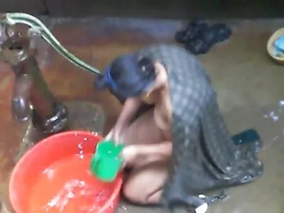 MILF ბუნებრივი ძუძუები აქვს doggy სტილის სექსი