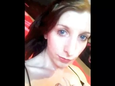 Cutie აკეთებს blowjob და იღებს მძიმე fuck
