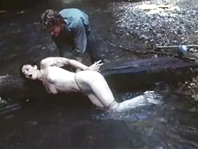 თინეიჯერი ქერა ძუძუს წოვს