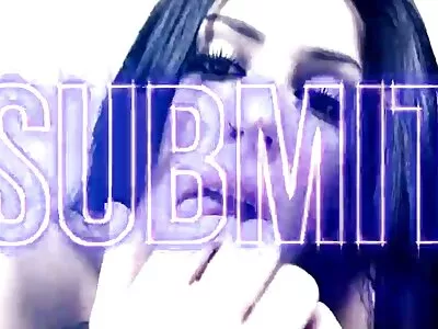 ცხელი შავგვრემანი მიცურავს