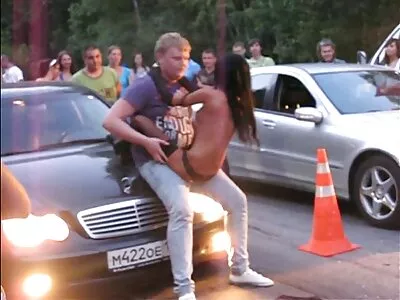 Busty chick იღებს ride on მასიური მამალი