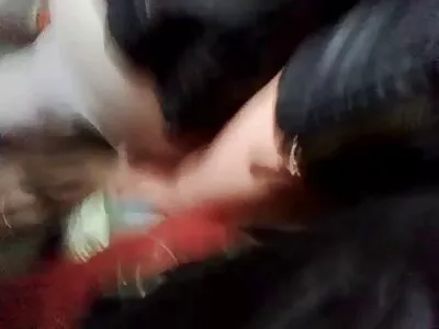 ასე აზიელი მილფის ცოლი გართობს ვებ კამერის წინ, როდესაც ქმარი ოფისშია