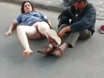 მოზარდი შავგვრემანი ცდილობს დიდი მამლის წოვას