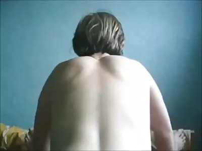 თინეიჯერი ბავშვი იჯდება ვებკამერის წინ