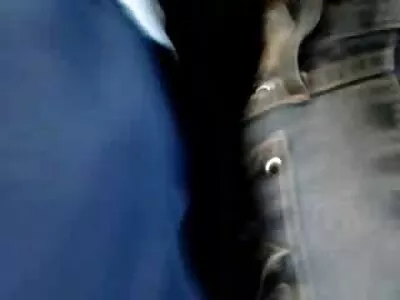 თეთრ წინდებში ლათინა თამაშობს ვებკამერაზე