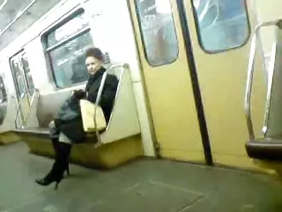 შავგვრემანი დიდი უკანალით მამალზე მოძრაობს